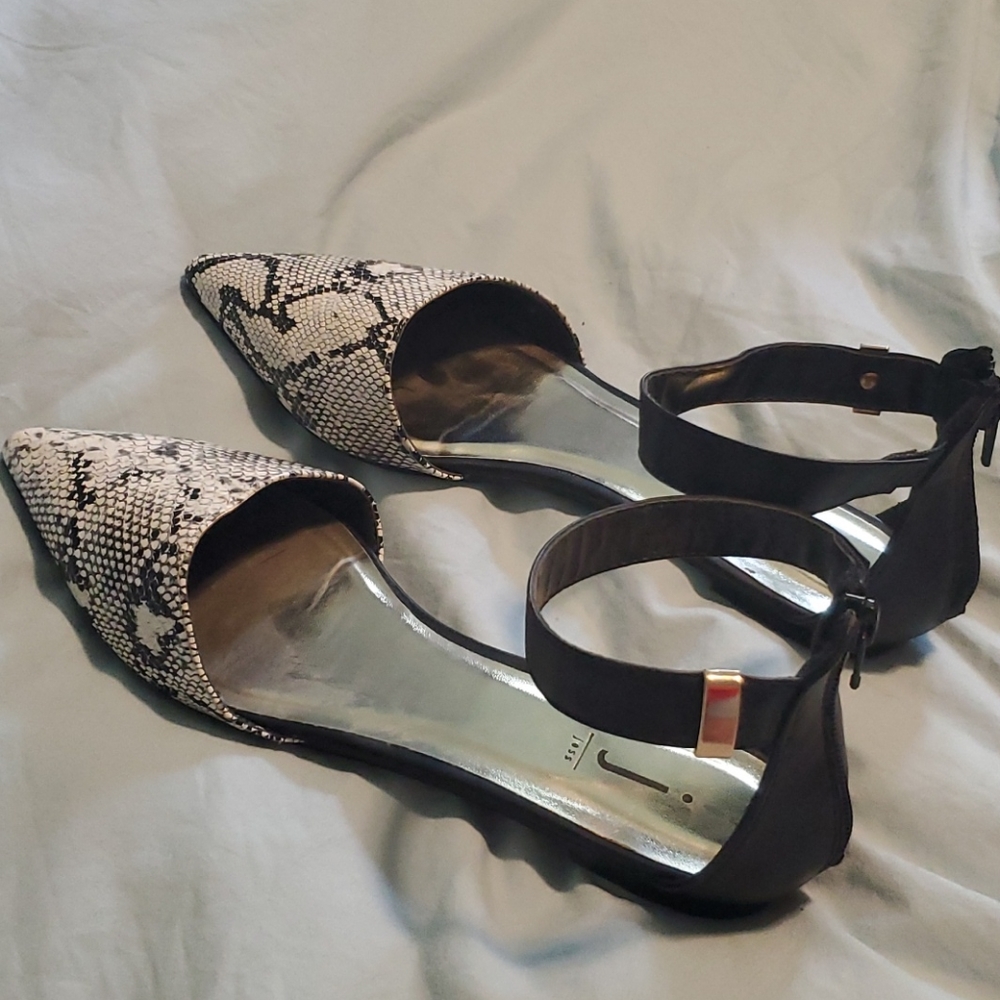 💕4/$25💕 Snake skin sandals